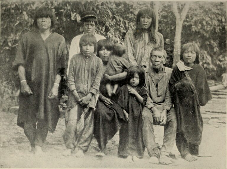 Indiens d'Amazonie servant de main d'œuvre pour la récolte du caoutchouc. Photographie prise lors de l'enquête menée par Roger Casement au Putumayo.