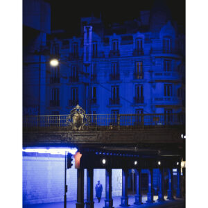 Homme marchant sous un pont (Nice)